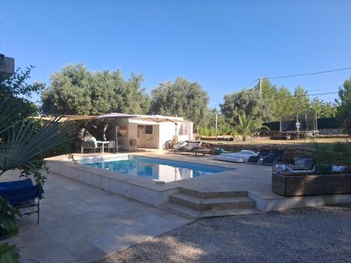 une piscine dans une cour avec une maison dans l'établissement Maison de standing au calme pour vacances, au Beausset