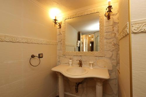 a bathroom with a sink and a mirror at Villa Sunset Siviri in Siviri
