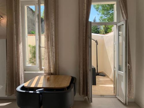 une table et une chaise devant une fenêtre dans l'établissement Havre de paix en centre ville, à Marseille