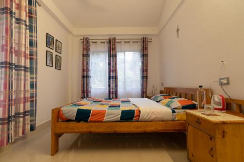 a bedroom with a bed and a window at Dale Villa in Borpāni