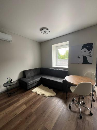 a living room with a couch and a table at Patrick in Šveicarija