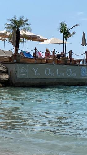 un bateau avec des personnes assises sur l'eau dans l'établissement Logement en résidence vacances classe 2 étoiles au bord de mer 4 couchages avec cabine lit superposé et au salon un canapé convertible et piscine à 300 m des transports communs,gare ferroviaire,commerces et plages, à Antibes