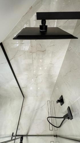 a black light fixture on a white marble floor at OCEAN BRIZ-Apartamentai Kunigiškėse in Kunigiškiai