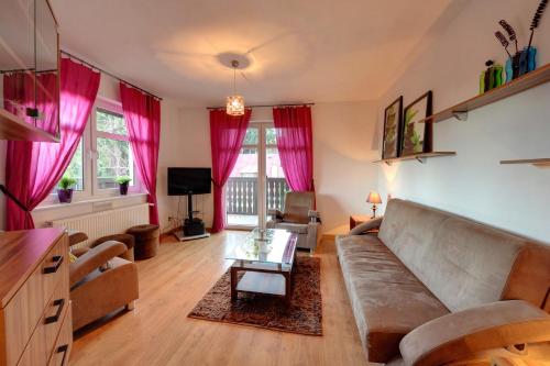 sala de estar con sofá y mesa en Apartamenty Sun Seasons 24 - Rezydencja Parkowa, en Szklarska Poręba