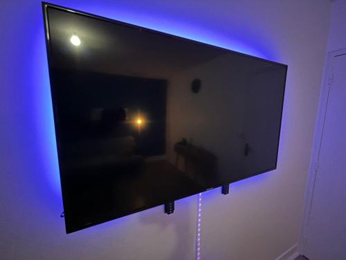 Televisyen dan/atau pusat hiburan di Appartement Prestige - Amiens