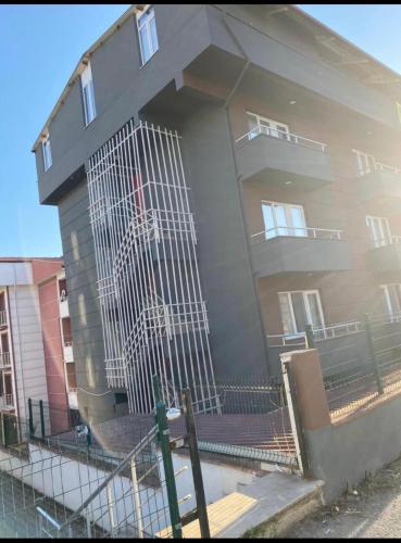 Το κτήριο όπου στεγάζεται  το ξενοδοχείο διαμερισμάτων