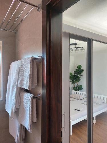 Un dormitorio con espejo y vestidor. en Studio Sea and the City, en Rovinj