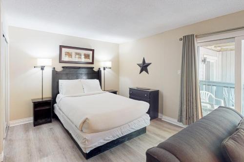 une chambre avec un lit et un canapé dans l'établissement Condo 206 at North Creek Resort, à Blue Mountains