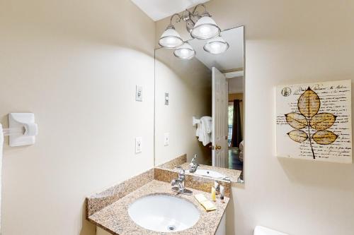 une salle de bain avec un lavabo et un miroir dans l'établissement Condo 206 at North Creek Resort, à Blue Mountains