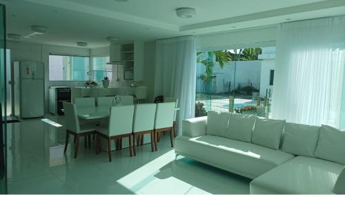 Η κουζίνα ή μικρή κουζίνα στο Casa de férias 3 quartos e 1 suíte