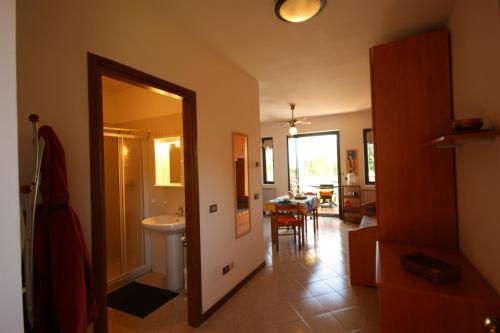 a room with a hallway with a kitchen and a dining room at Martino Serena in Someraro
