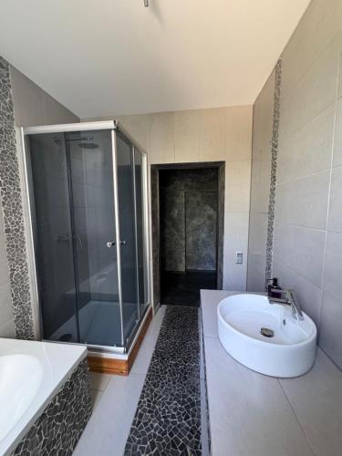 Bilik mandi di Gemütliche Apartments AMT