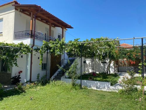 une maison avec un jardin et une clôture dans l'établissement Luna Nera, à Skala Sotiros
