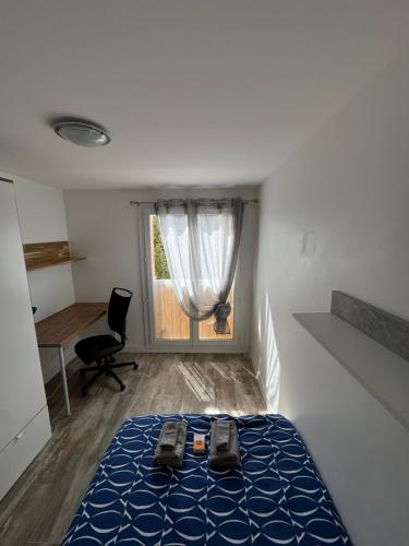 une chambre avec un lit et une fenêtre dans l'établissement Appartement 5 chambres 15 minutes mer, à Marseille