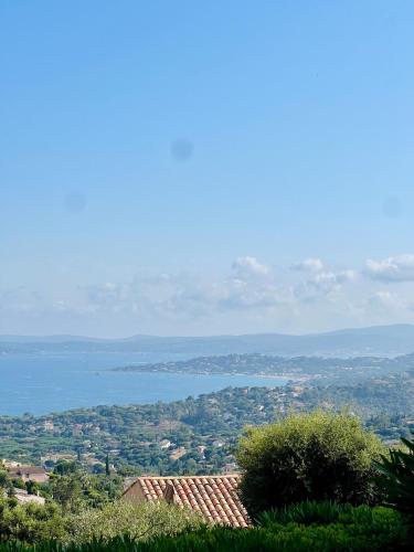 ein Blick auf das Meer von einem Hügel in der Unterkunft Vista in Roquebrune-sur-Argens