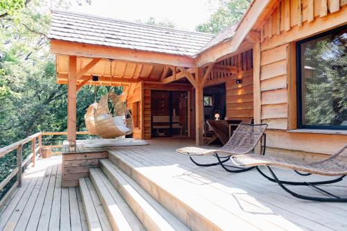 a cabin with two chairs and a grill on a deck at Dolce et Cabane in Bérat