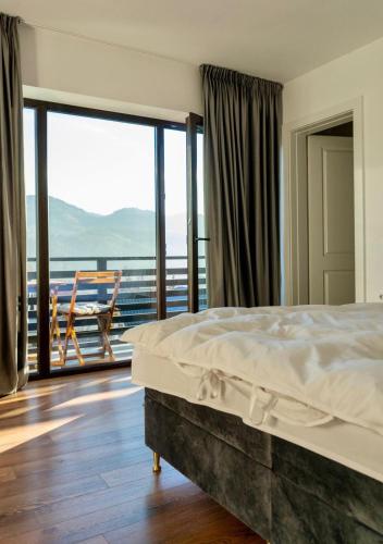 a bedroom with a bed and a view of the ocean at Pensiunea CityView in Câmpulung Moldovenesc
