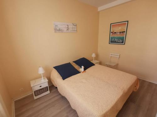 une chambre avec un lit avec un ours en peluche dessus dans l'établissement SJST, à Sainte-Barbe