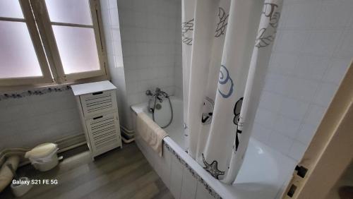 une salle de bain avec baignoire et toilettes dans l'établissement SJST, à Sainte-Barbe