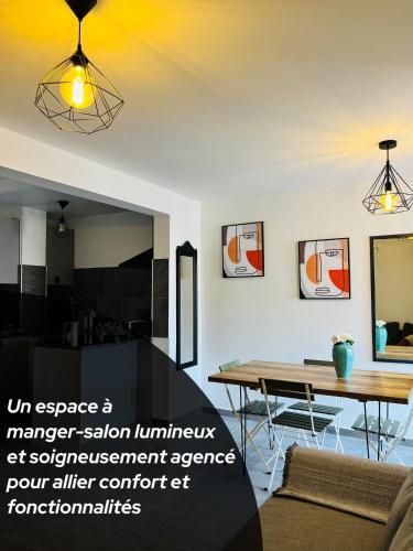 un salon avec une table et une salle à manger dans l'établissement Marseille Joliette république, à Marseille