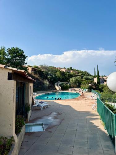 - une piscine avec des chaises et des personnes dans l'établissement Vista, à Roquebrune-sur Argens