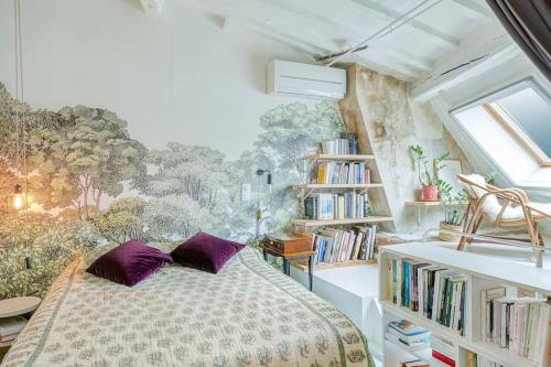 - une chambre avec un lit dans une chambre dotée d'étagères dans l'établissement Bastille Duplex sous les Toits, à Paris