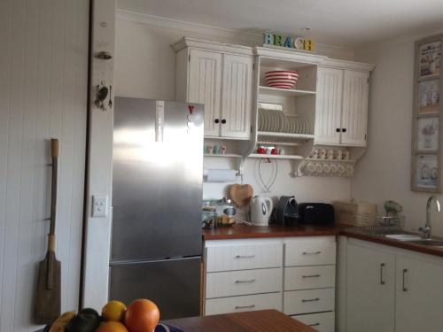 Η κουζίνα ή μικρή κουζίνα στο Pringle Beach House