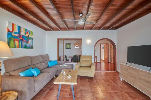 Casa Petra Peaceful & Private, Sea Views, Pool & BBQ