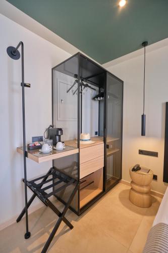 a glass cabinet in a room with a toilet at ESTIMAR Marina Farnals in Puebla de Farnals