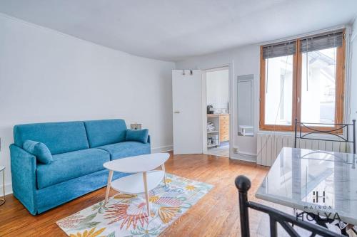 un salon avec un canapé bleu et une table dans l'établissement Proche des Champs Élysées - Le Fonctionnel - 244B, à Paris