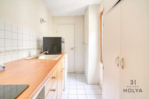 une cuisine avec un évier et un plan de travail dans l'établissement Proche des Champs Élysées - Le Fonctionnel - 244B, à Paris