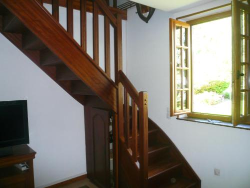 - un escalier dans une maison avec une fenêtre dans l'établissement Les hortensias, à Guiseniers