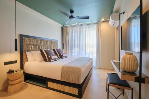 a bedroom with a large bed with a ceiling fan at ESTIMAR Marina Farnals in Puebla de Farnals