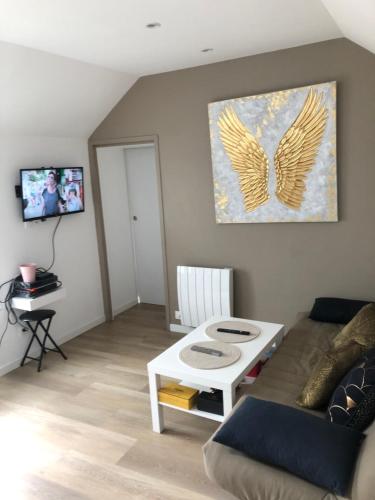 un salon avec un canapé et une table dans l'établissement Agréable T2 au centre de Dijon, à Dijon