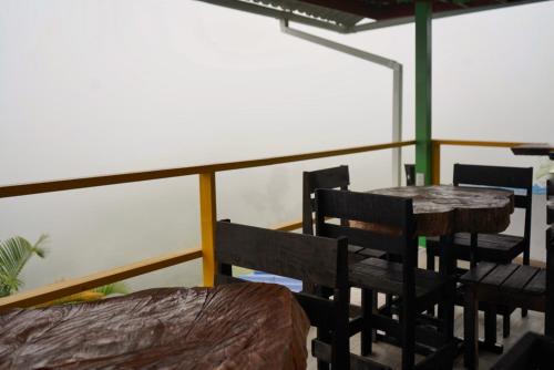 Habitación con mesa, sillas, mesa y cama en Hospedaje Mirador La Aurora Filandia, en Filandia