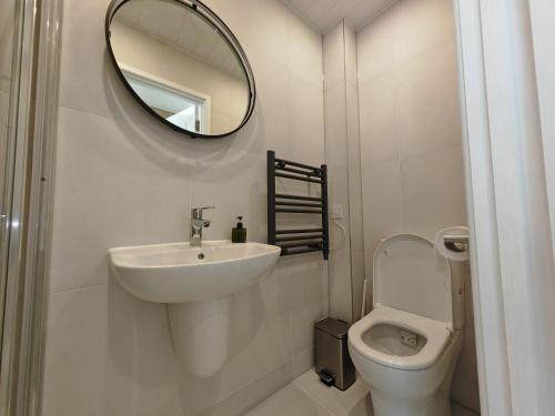 Ένα μπάνιο στο Gated 2 Guests Private House Free Parking