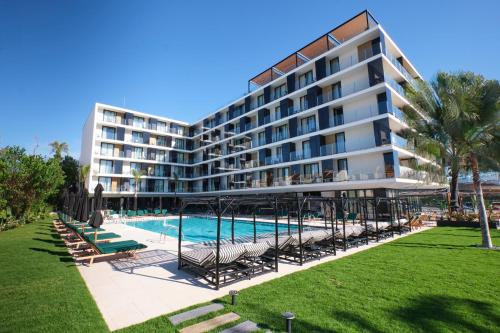 a large building with a swimming pool and a resort at ESTIMAR Marina Farnals in Puebla de Farnals