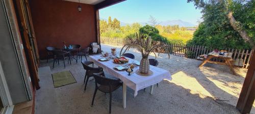 Restoran või mõni muu söögikoht majutusasutuses Villa A Suara