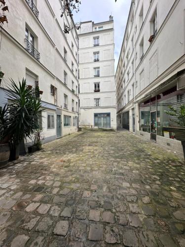 une rue vide dans une ville avec des bâtiments dans l'établissement Évasion Parisienne !, à Paris