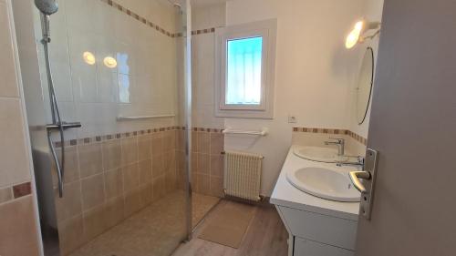 une salle de bain avec une douche, un lavabo et un miroir dans l'établissement Saint Georges de Didonne - QUARTIER IDEAL POUR SE RESSOURCER - MAISON rénovée, à Saint-Georges-de-Didonne