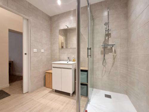 une salle de bain avec douche et lavabo dans l'établissement Studio centre historique 2, à Aix-en-Provence