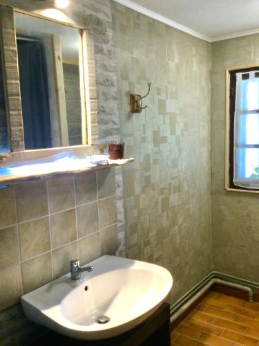 une salle de bain avec un lavabo et un miroir dans l'établissement Bungalow 2 pièces, SDB, terrasse, Piscine de mai à octobre, à Gauville