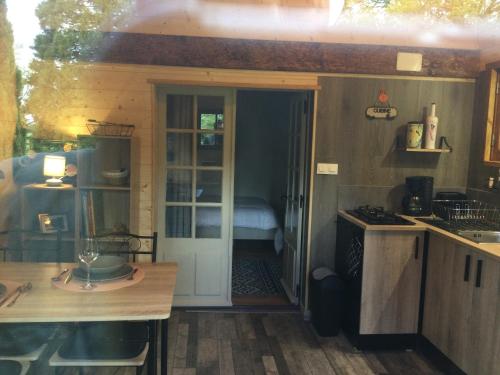 Η κουζίνα ή μικρή κουζίνα στο Bungalow 2 pièces, SDB, terrasse, Piscine de mai à octobre