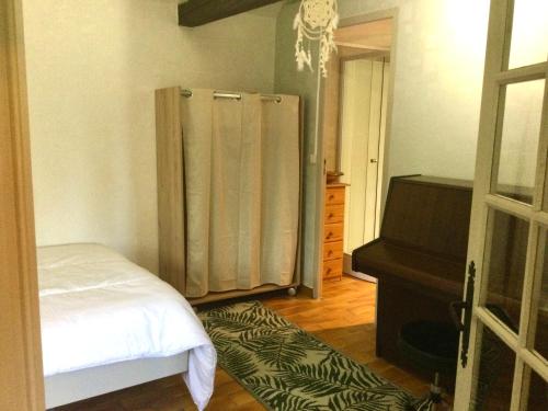 une petite chambre avec un lit et une télévision dans l'établissement Bungalow 2 pièces, SDB, terrasse, Piscine de mai à octobre, à Gauville