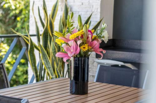 Ein Balkon oder eine Terrasse in der Unterkunft DTerrace Luxe 2bd 2ba Romantic Zone Los Muertos Beach and Pier