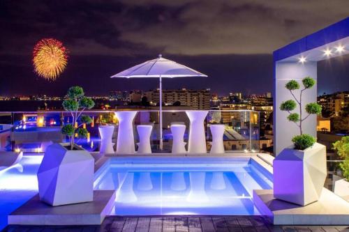 ein Pool auf dem Dach eines Gebäudes in der Nacht in der Unterkunft DTerrace Luxe 2bd 2ba Romantic Zone Los Muertos Beach and Pier in Puerto Vallarta