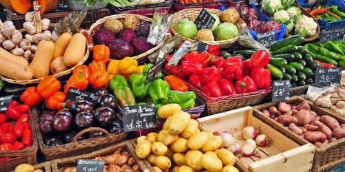 une présentation de fruits et légumes en paniers sur un marché dans l'établissement Blue LOVE, à Morières-lès-Avignon