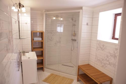 a bathroom with a shower and a sink at Kékmacska Vendégház Nagybörzsöny in Nagybörzsöny