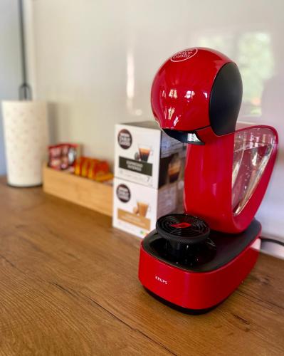 a red blender sitting on top of a table at Visoravan 1200 in Kupres