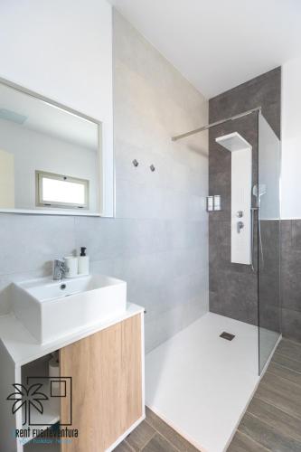 Bilik mandi di Lola Suite Lajares iRent Fuerteventura